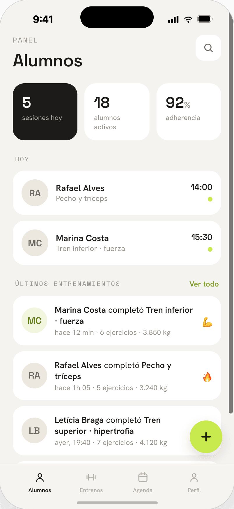 Pantalla de alumnos de Trainer Fácil con sesiones del día y entrenamientos completados